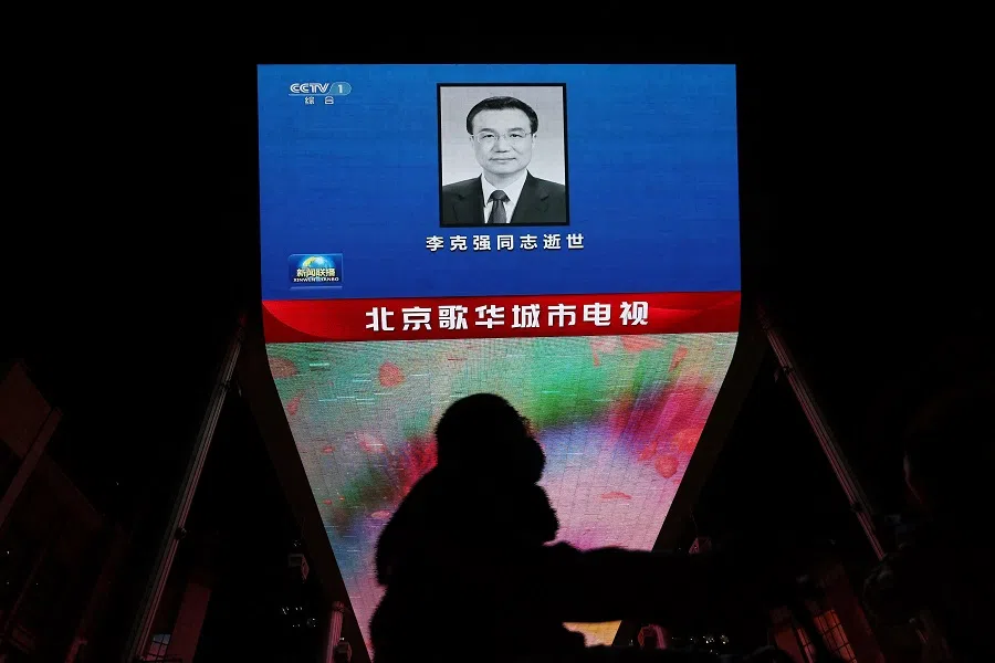 A giant screen displays live news broadcast of an obituary for the late Chinese former Premier Li Keqiang, at a shopping complex in Beijing, China, on 27 October 2023. (Florence Lo/Reuters)
