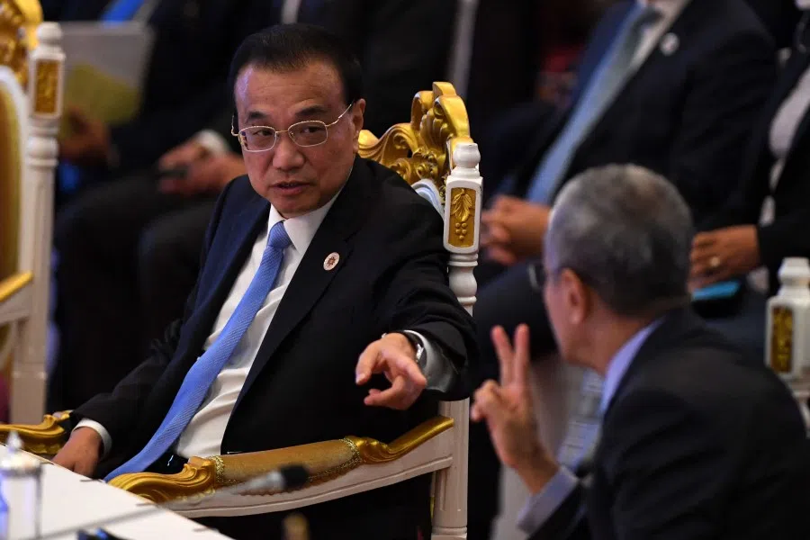 China's Prime Minister Li Keqiang (left) speaks to Malaysia's lower house speaker Azhar Azizan Harun during the East Asia Summit as part of the 40th and 41st Association of Southeast Asian Nations (ASEAN) Summits in Phnom Penh on 13 November 2022. (Tang Chhin Sothy/AFP)