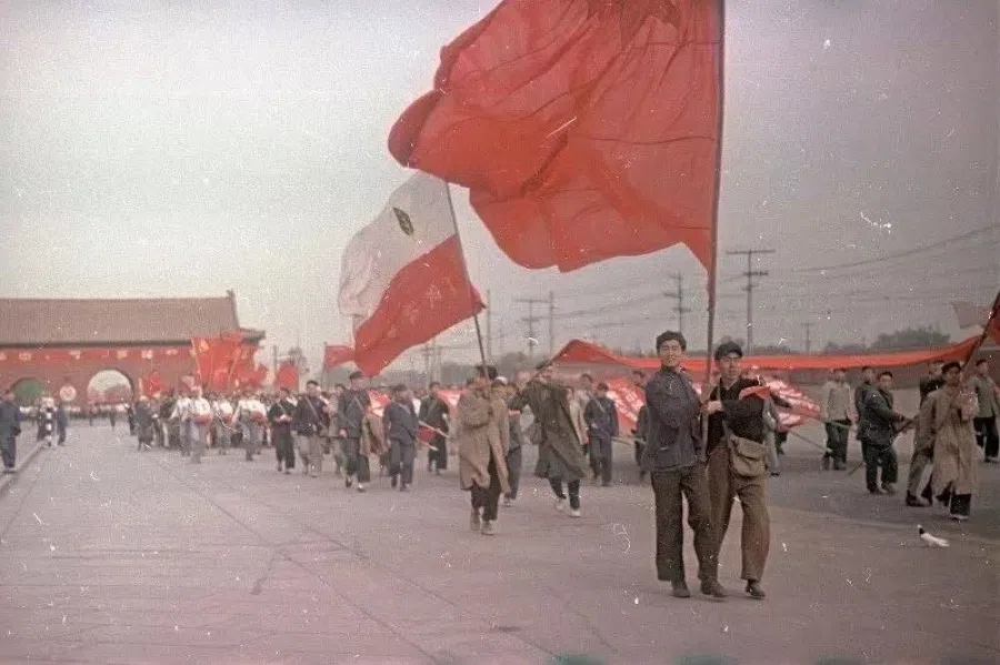 The people's organisations passing through the Gate of China at the grand ceremony. (Photo taken by Vladislav Mikosha)