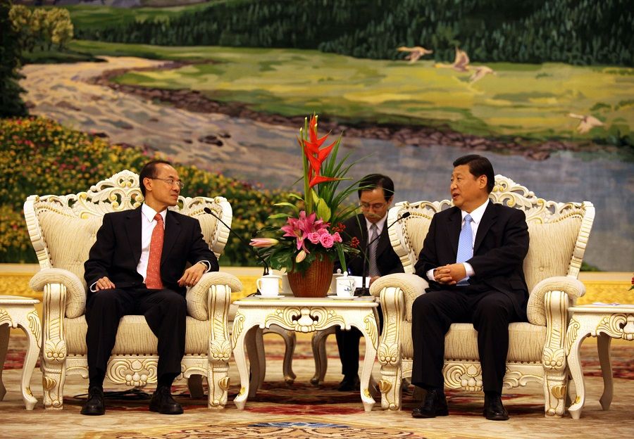 Singapore Foreign Minister George Yeo (left) holding talks with Chinese Vice-President Xi Jinping at the Great Hall of the People in Beijing on 19 August 2009. Mr Yeo is on an eight-day official visit to China. (SPH)