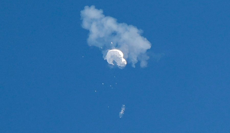 The suspected Chinese spy balloon drifts to the ocean after being shot down off the coast in Surfside Beach, South Carolina, US, 4 February 2023. (Randall Hill/Reuters)