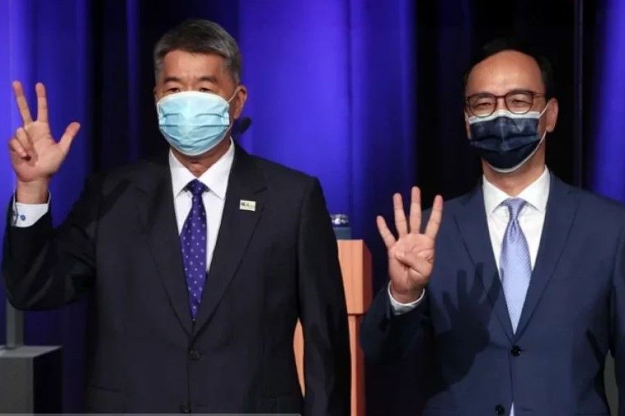 Chang Ya-chung (left) and Eric Chu have criticised the Tsai administration over the fruits controversy. (Internet/SPH)