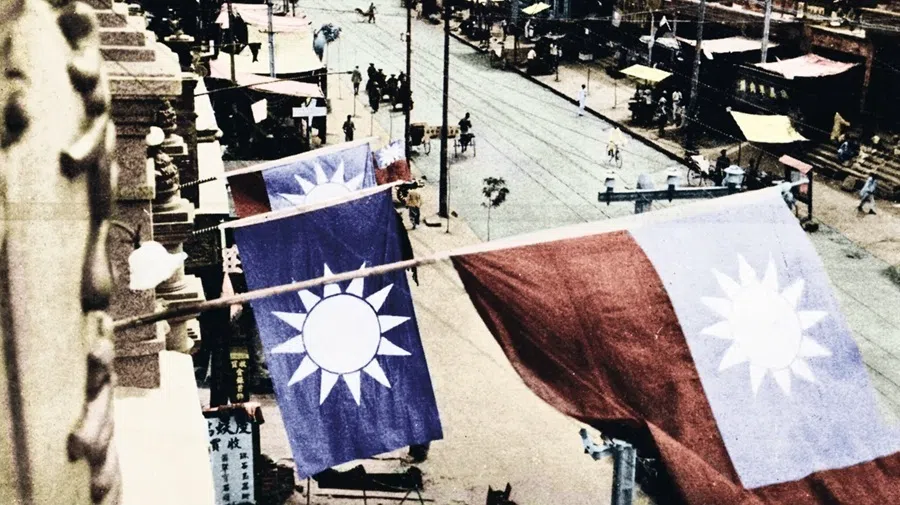 The National Revolutionary Army entering Beijing in 1928. The flag of the Republic of China and the Kuomintang party flag were displayed.