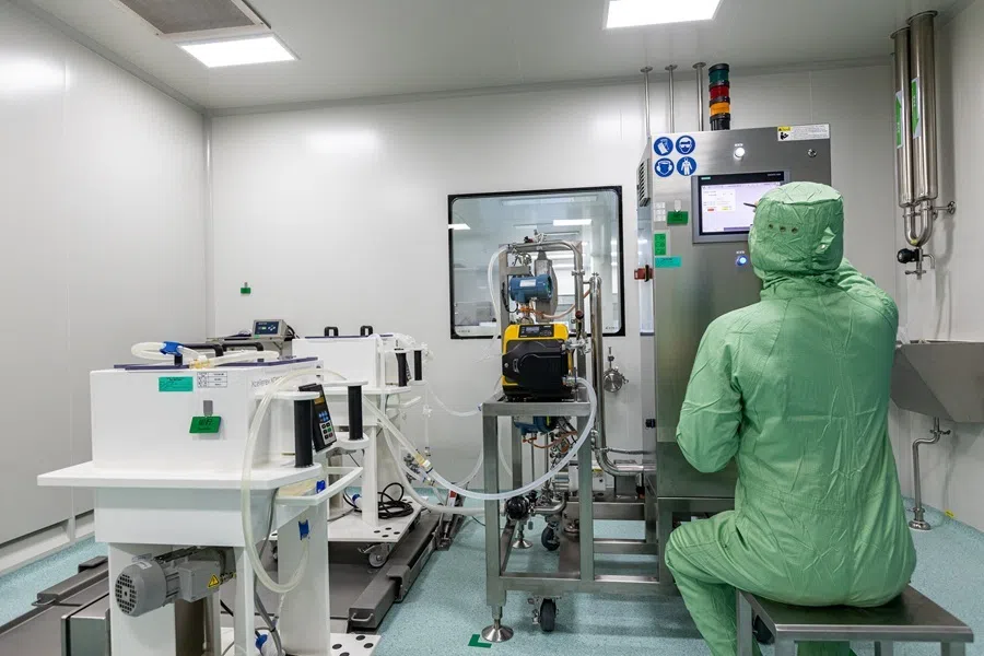 Nanjing-based biotechnology company Leads Biolabs is focusing on the R&D of next-generation cancer immunotherapy. The picture shows a staff member operating a semi-automatic ultrafiltration system in the laboratory.
