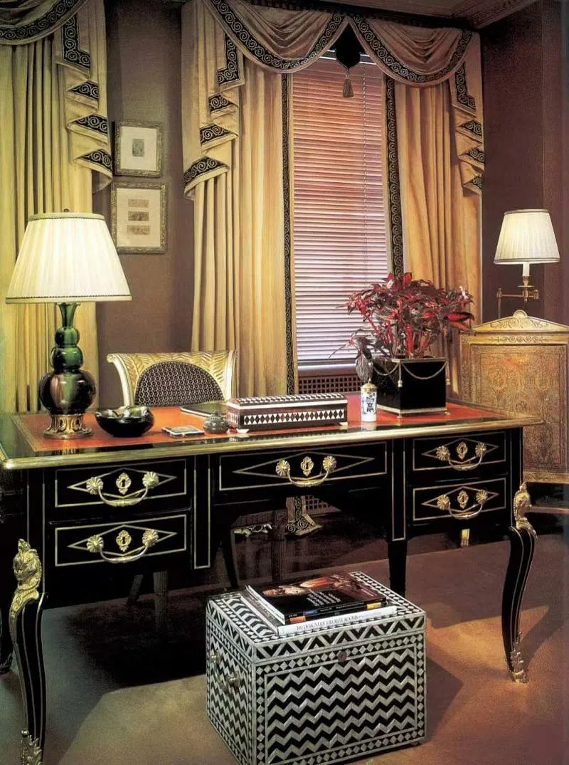 A bureau from the 19th century Renaissance period in Europe. (Courtesy of Shen Jialu)
