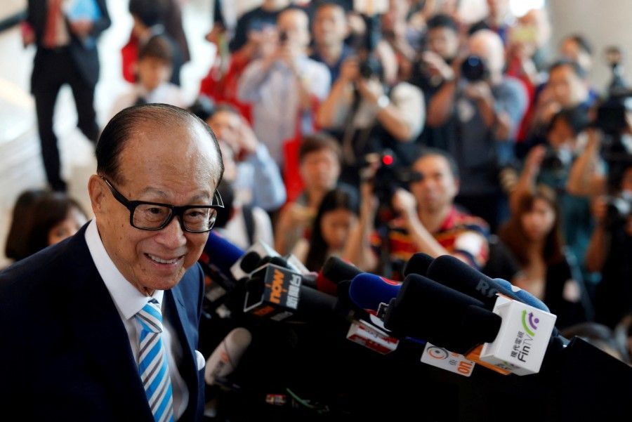 Hong Kong tycoon Li Ka-shing, chair of CK Hutchison Holdings, meets journalists as he formally retires after the company's Annual General Meeting in Hong Kong, China, 10 May 2018. (Bobby Yip/Reuters)