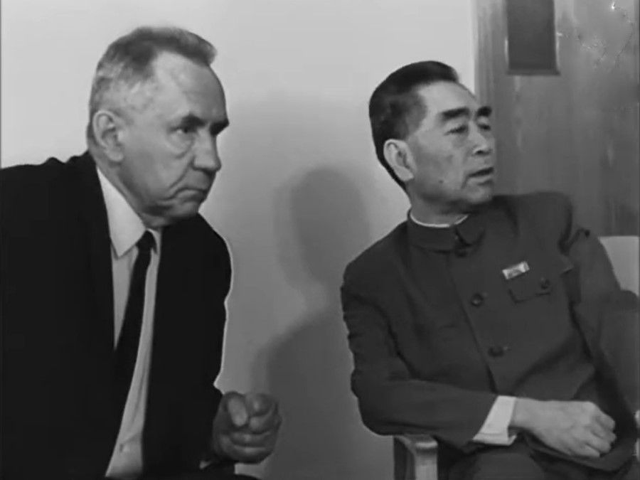 A screen shot from a video featuring Soviet Premier Alexei Kosygin (left) and Chinese Premier Zhou Enlai (right) in Beijing, 1969. (Internet)