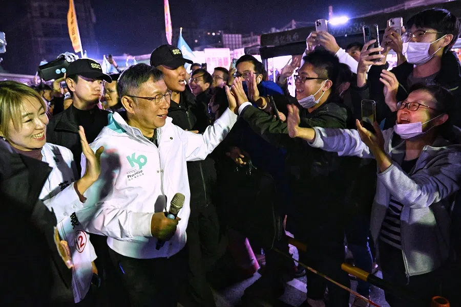 Ko Wen-je, presidential candidate for Taiwan People’s Party (TPP), engaging his supporters at Shanhua night market in Tainan, Taiwan, on 9 January 2024. (SPH Media)
