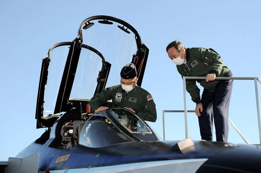 Japanese Prime Minister Yoshihide Suga attends an inspection as he reviews the Japan's Air Self-Defense Force at Iruma Air Base in Sayama, Saitama prefecture, Japan, 28 November 2020. (David Mareuil/Pool via REUTERS)