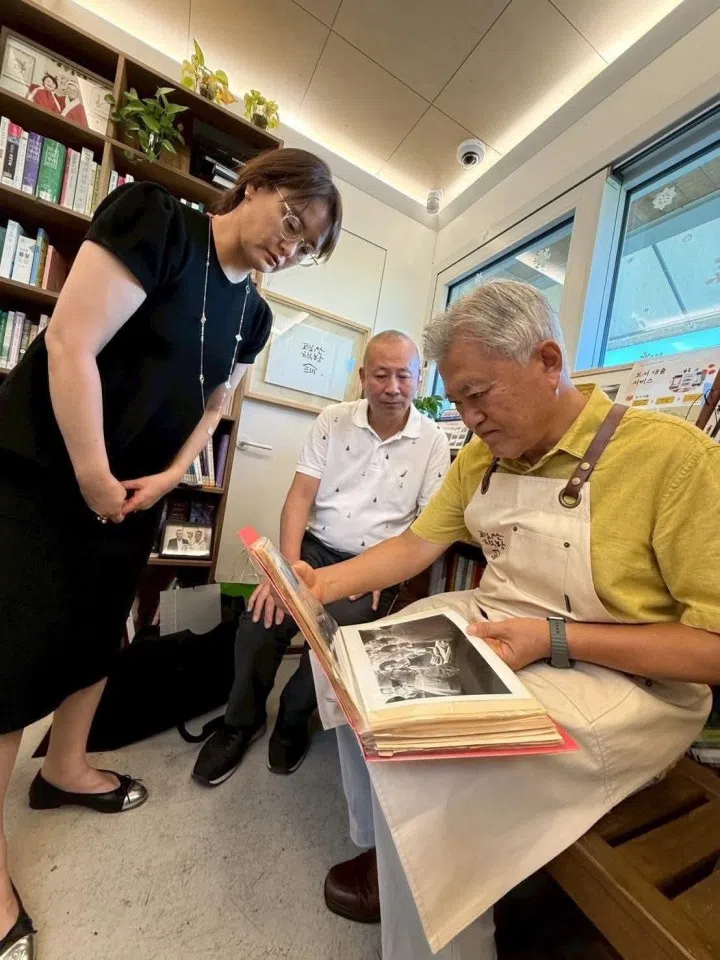 Moon Jae-in carefully examined the precious historical photographs of the Korean Provisional Government we had donated.