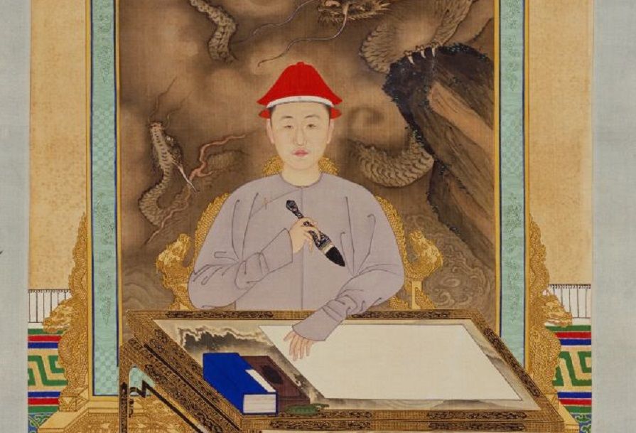 Imperial painter, Emperor Kangxi in his casual outfit at his writing desk (《康熙帝便装写字像》), partial, The Palace Museum. (Internet)