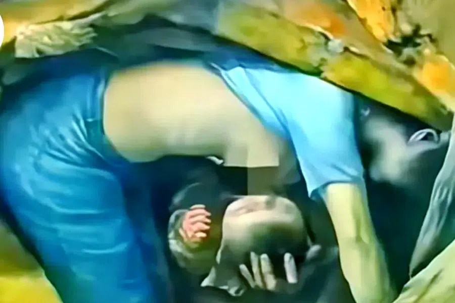 A mother was found curled over her baby, who had survived and was still nursing, during the 2008 Wenchuan earthquake. (Internet)