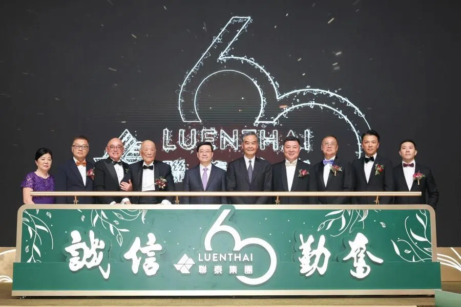Dr Tan Siu Lin (fourth from left), Hong Kong Chief Executive John Lee (fifth from left) and former Hong Kong Chief Executive Leung Chun-ying (fifth from right) at the gala dinner celebrating the 60th anniversary of Luen Thai Group. (
Hong Kong Baptist University website)
