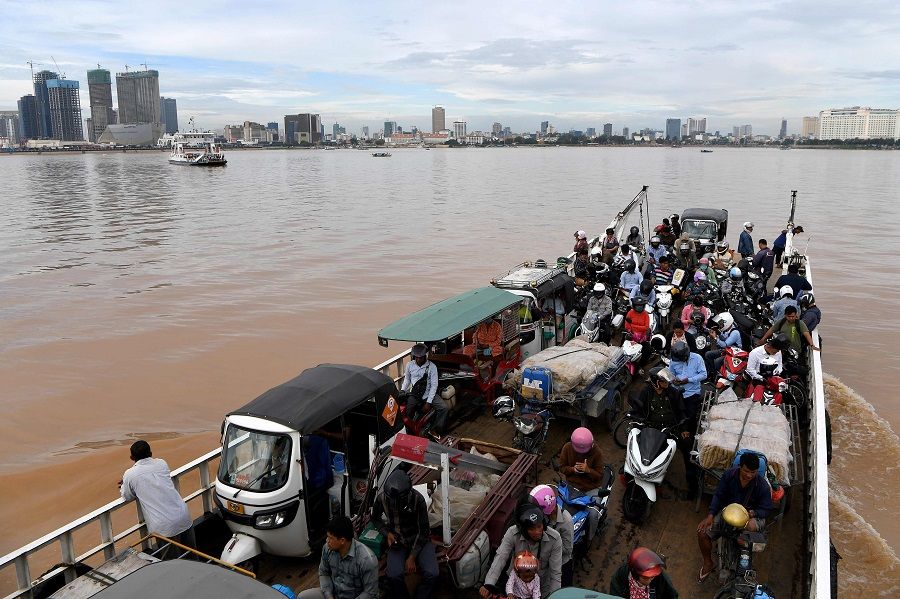 A ferry service transports passengers and vehicles along the Mekong River in Phnom Penh on 25 September 2020. (Tang Chhin Sothy/AFP)