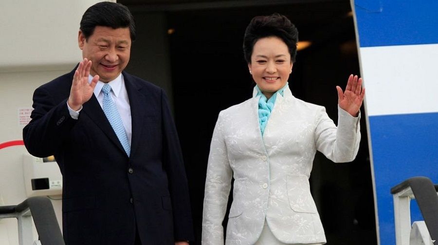 Chinese President Xi Jinping (left) and his wife, Peng Liyuan. (Internet)