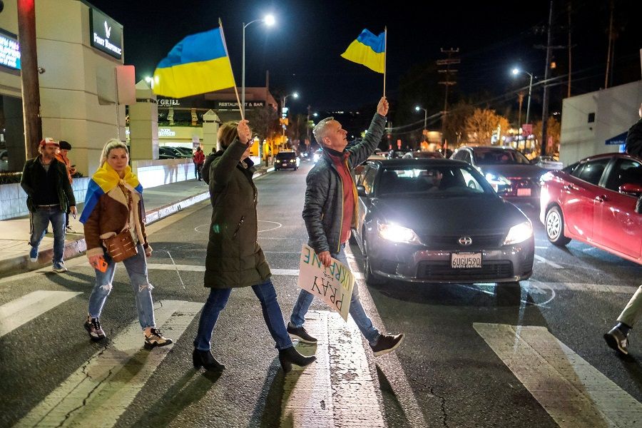 Members of the Russian community march during a demonstration against Russia, after it launched a massive military operation against Ukraine, in Los Angeles, California, US, 24 February 2022. (Ringo Chiu/Reuters)