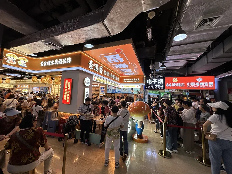 Vegetarian buffet restaurant Su Man Xiang is always bustling with customers during lunch and dinner. 