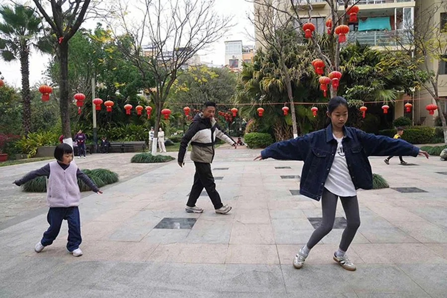 Li Chengcheng leads his students in an exercise session.