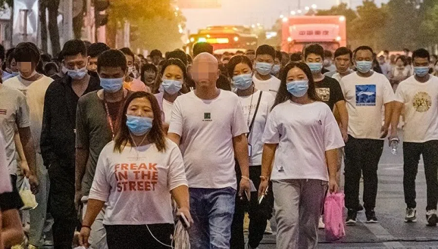 Workers heading home after work, Zhengzhou. Zhengzhou has been put under lockdown again following yet another Covid-19 outbreak. (Internet)