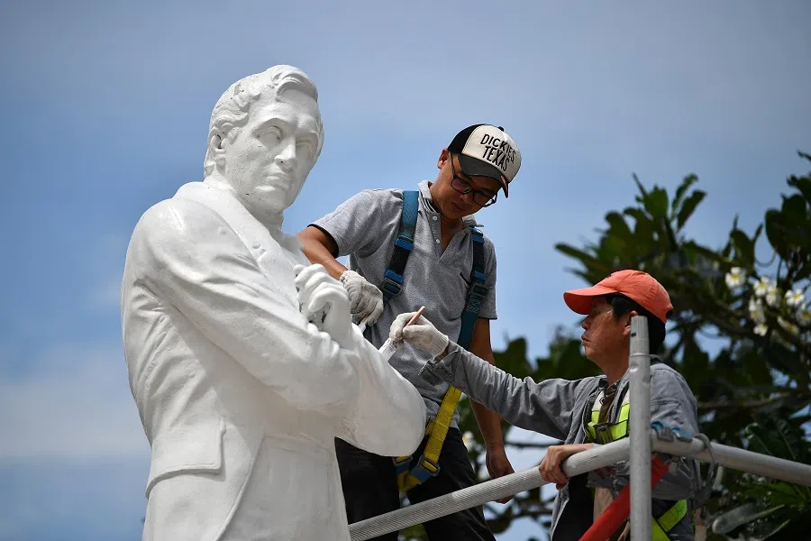 Contractors from Hong Hai Environmental Art doing restoration work on the iconic statue of Sir Stamford Raffles in Singapore on 4 January 2019. (SPH Media)