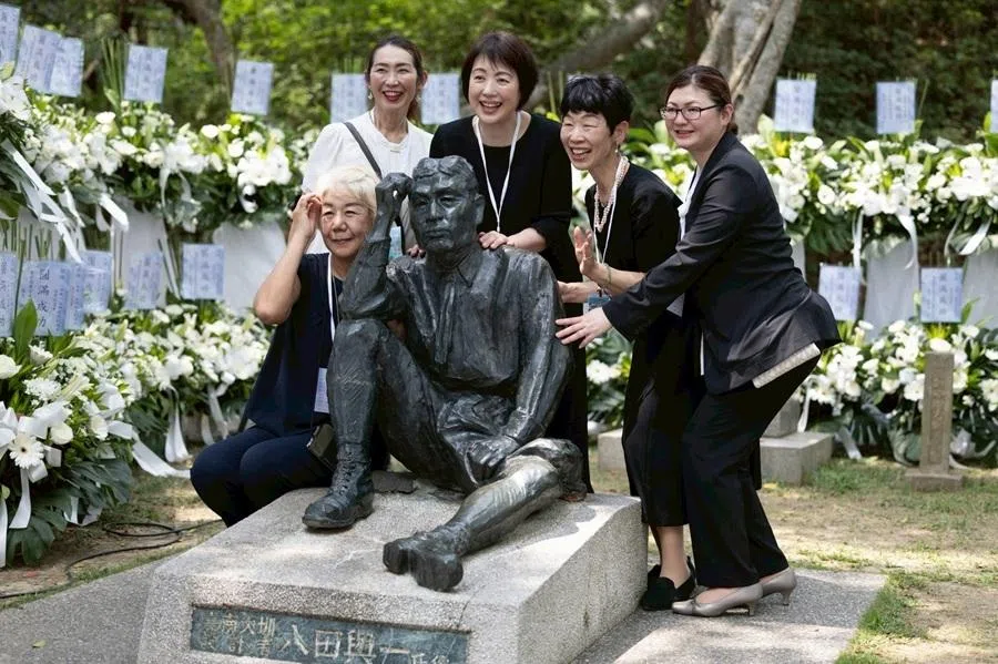 Guests pose with the statue of Yoichi Hatta. (Flickr/Taiwan Presidential Office)