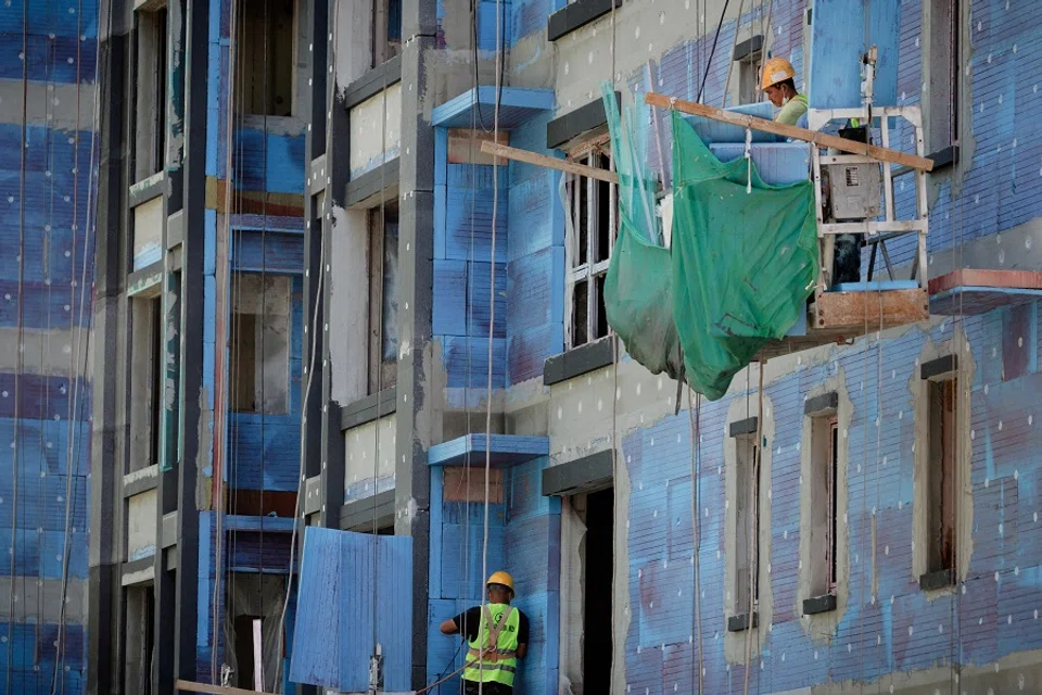 Men work at a construction site of apartment buildings in Beijing, China, 15 July 2022. (Thomas Peter/File Photo/Reuters)