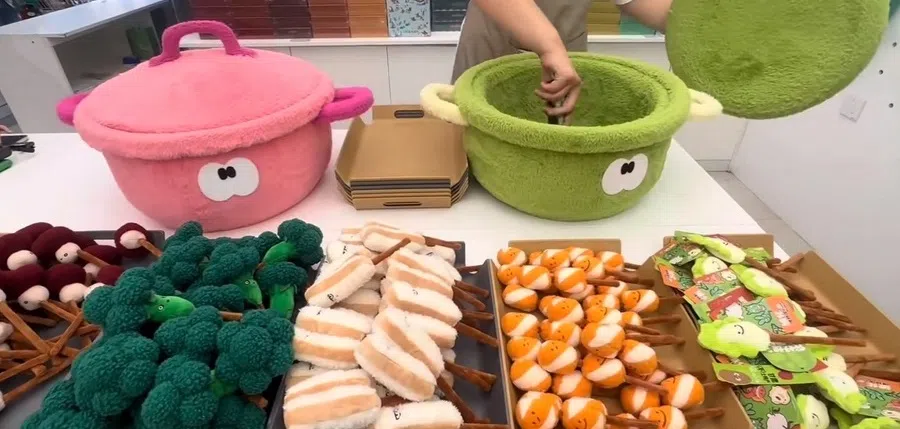 An employee “cooks” mala tang at the Gansu Provincial Museum. (Screenshot from Weibo video)