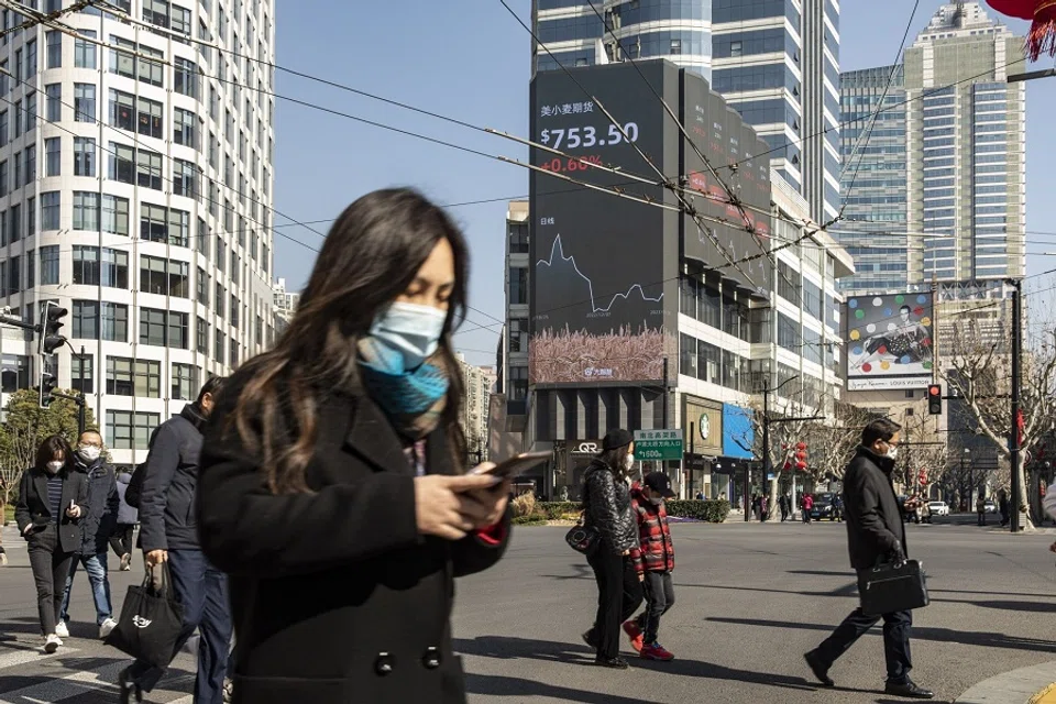 Pedestrains on a street in Shanghai, China, 30 January 2023. (Qilai Shen/Bloomberg)