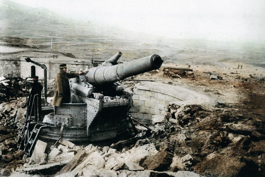 Two cannons at the Huangtu Plateau on the northwest coast of Weihaiwei, 22 February 1895. After the Japanese took Weihaiwei, they launched a land and sea attack on the Beiyang Fleet at Liugong Island.