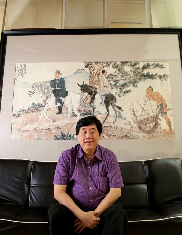 Yeo Khee Lim's son Yeo Eng Koon inherited his father's Xiu Hai Lou Collection. Behind him is Xu Beihong's《六朝人诗意图》, a painting from the collection. (SPH Media)