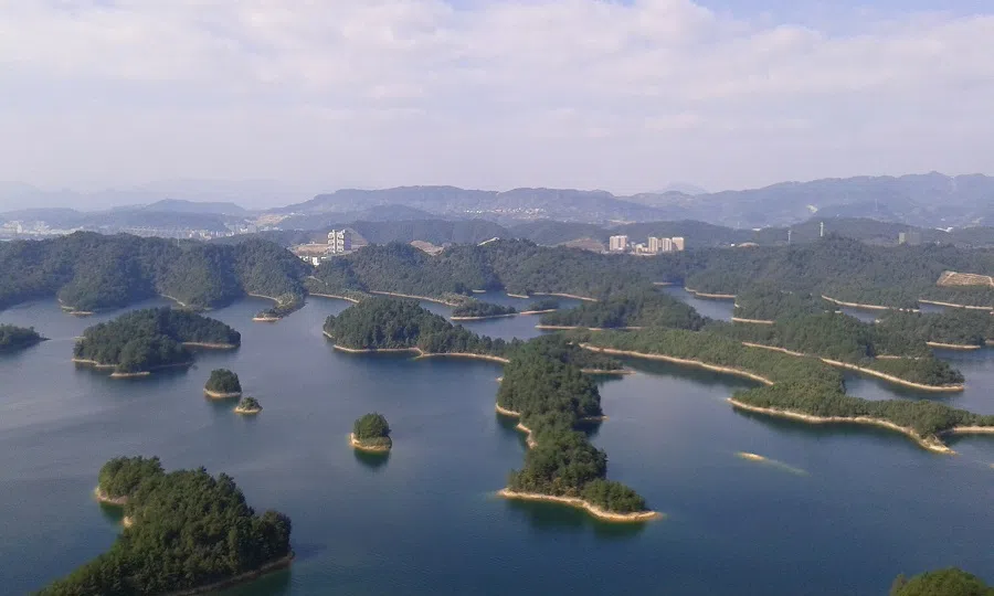 Thousand Island Lake in Zhejiang province, China. (Photo: Pauloleong2002/Licensed under CC BY-SA 4.0)