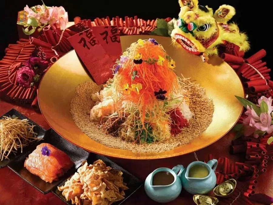 A toss of yusheng for good luck. (Photo: Majestic Restaurant)