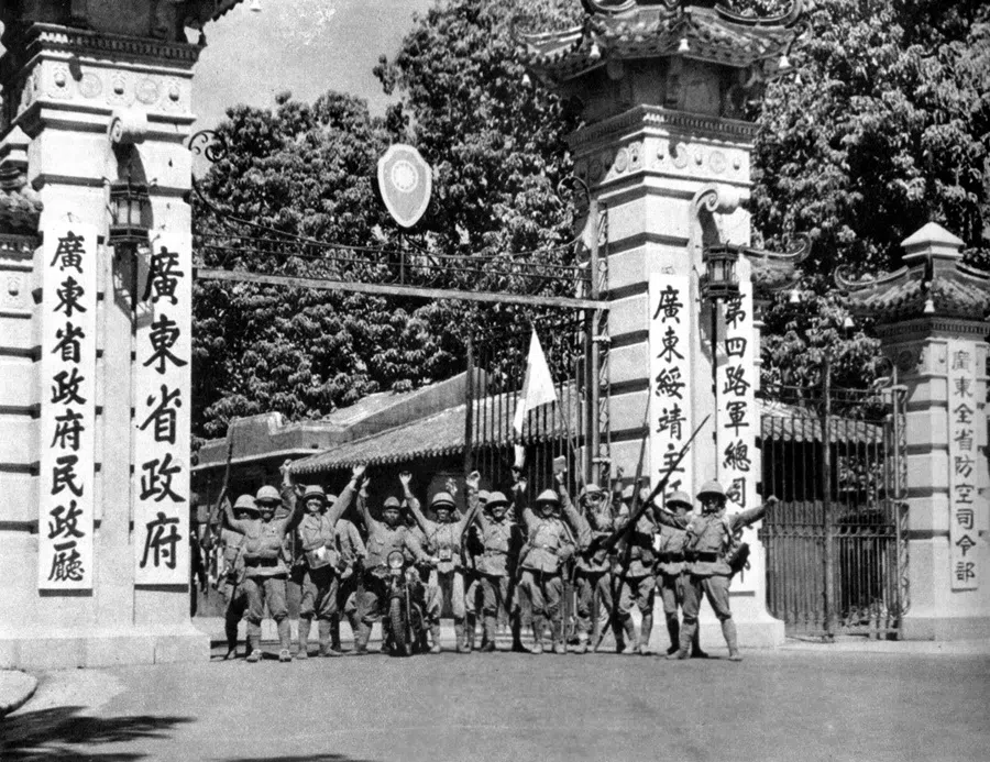 Japanese troops occupying the Guangzhou municipal government offices in October 1938.