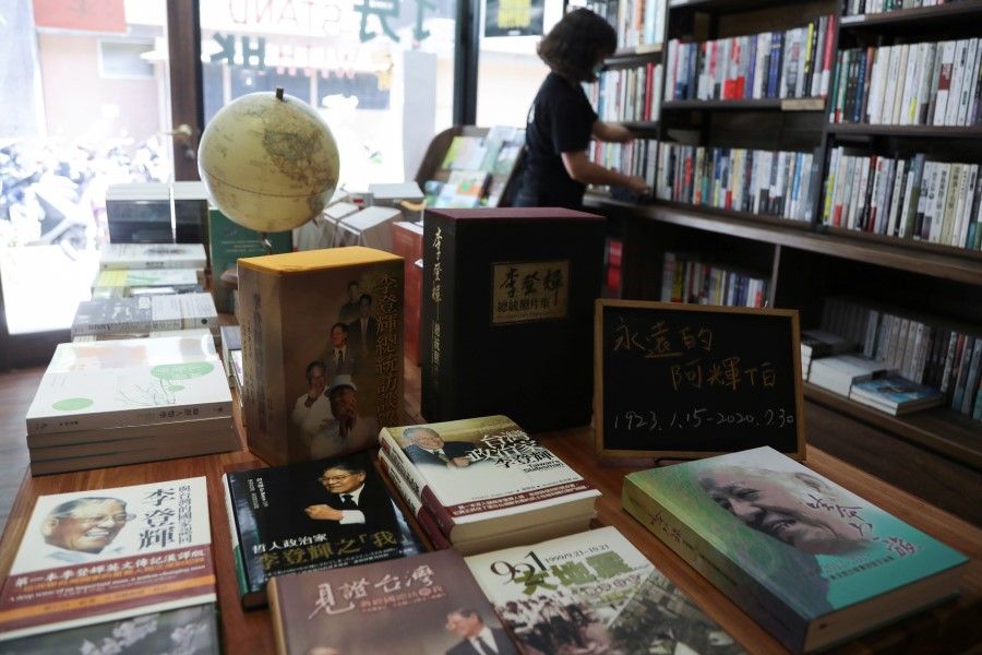 Books on display about Taiwan's late former president Lee Teng-hui at a bookshop in Taipei, Taiwan, 1 August 2020. (Ann Wang/REUTERS)