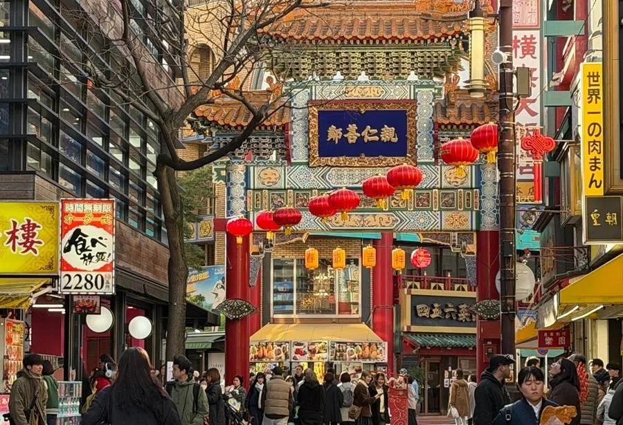  The oldest archway in Yokohama Chinatown, the Zenrin Gate (Goodwill Gate) built in 1955, bears a plaque inscribed with the words: “Treat neighbours with kindness and live in harmony.”