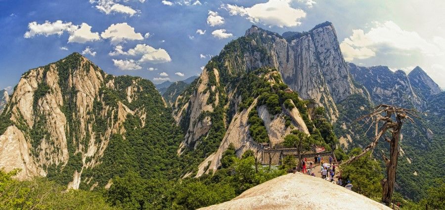 A trip to Mount Hua would likely cost about 440 RMB per person. (Wikimedia)
