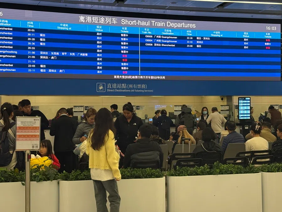 People seen at the Hong Kong West Kowloon High-Speed ​​Rail Station to buy tickets for the Spring Festival, on 9 February 2026. (Tan Chang/Hong Kong China News Service)