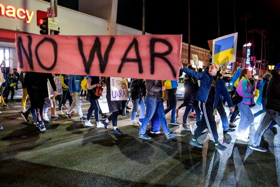 Members of the Russian community march during a demonstration against Russia, after it launched a massive military operation against Ukraine, in Los Angeles, California, US, 24 February 2022. (Ringo Chiu/Reuters)
