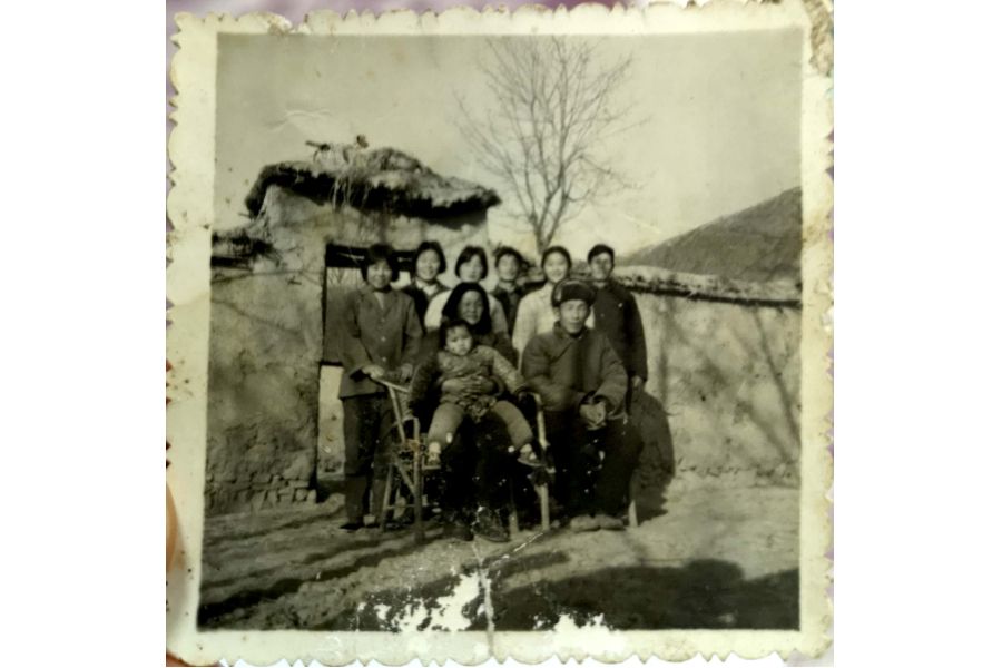 Tang Jinglin photographed in 1980 with his parents and siblings in front of their old residence. (Photo: Tang Jinglin)