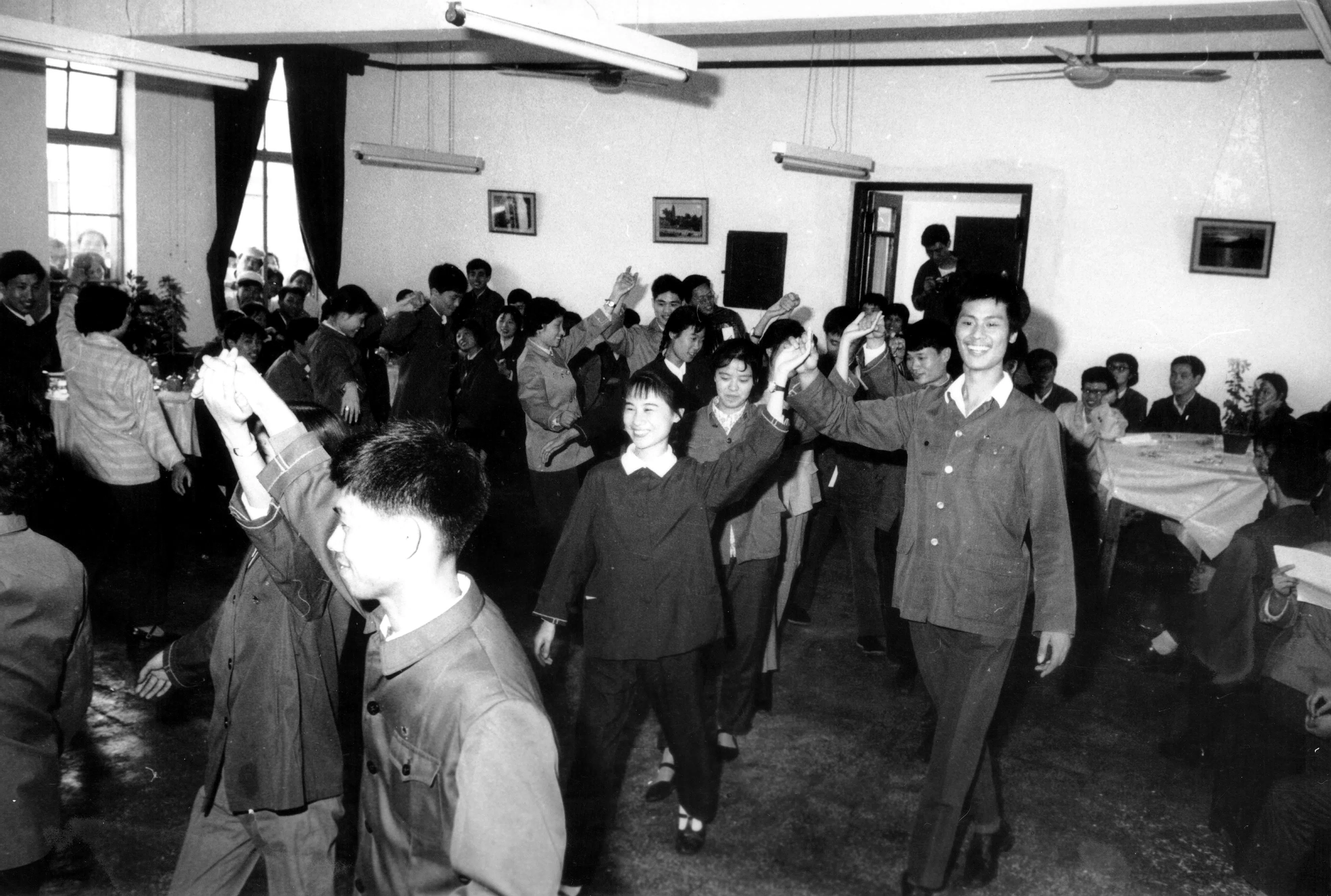 In the early 1980s, the Cultural Revolution finally ended, and young people in Shanghai factories danced and relaxed, marking a new social atmosphere.