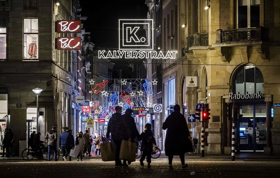 Pedestrians walk in a street in the city centre of Amsterdam on 12 November 2020. (Ramon van Flymen/ANP/AFP)