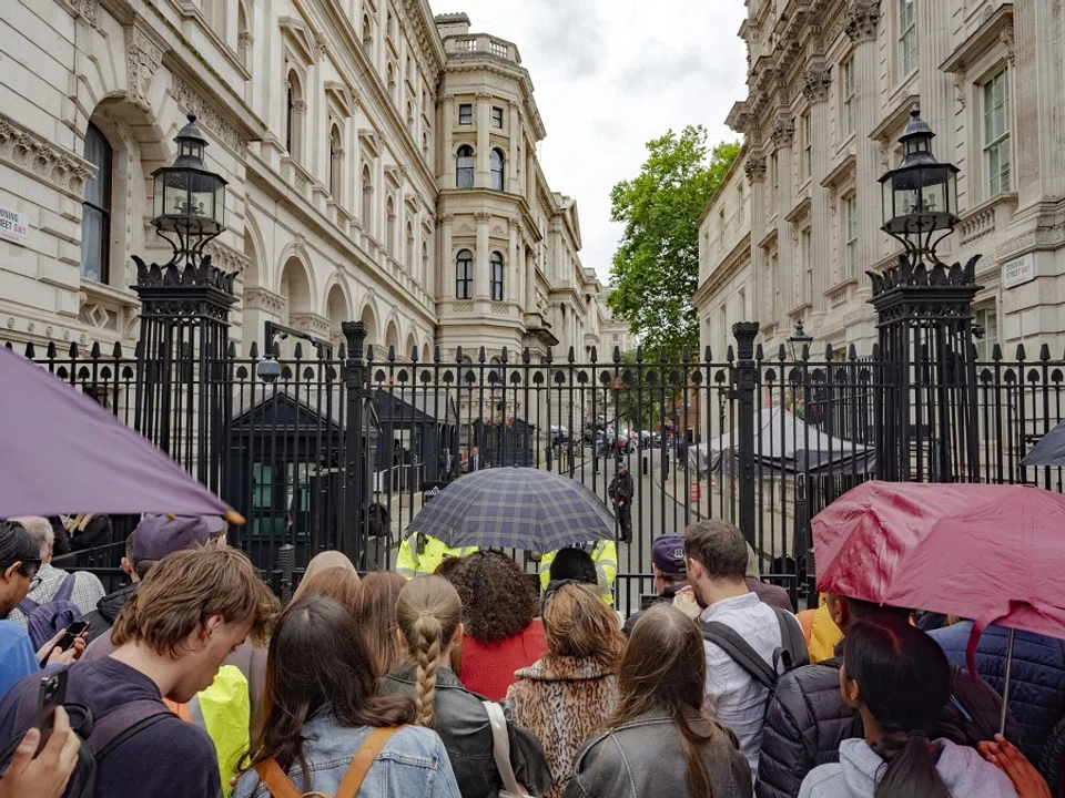 People outside the gates of Downing Street in the Westminster district of London, UK, on 5 July 2024. (Tom Skipp/Bloomberg)