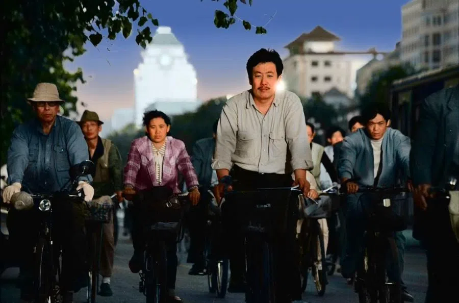 Sea of bicycles on Chang’an Avenue, Beijing, 1995. (Photo: Koichi Saito)