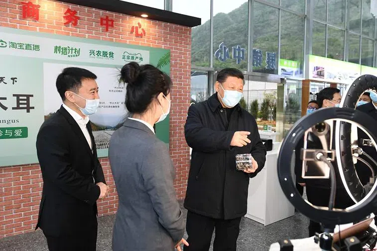 On 20 April 2020, Chinese President Xi Jinping visited Jinmi village in the Qinling Mountains of Shaanxi province, and interacted with villagers who were preparing to sell goods via livestream. (Internet)