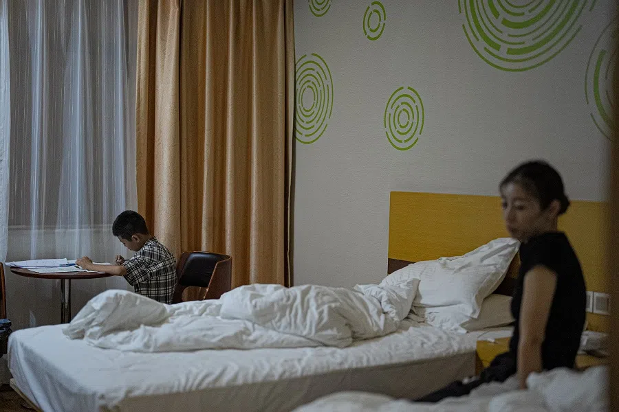 After 9pm, Niu Yiming returned to the hotel after the competition and started doing his homework. He came to Beijing from Fuxin city, Liaoning province to participate in this competition and asked for two days off from school.