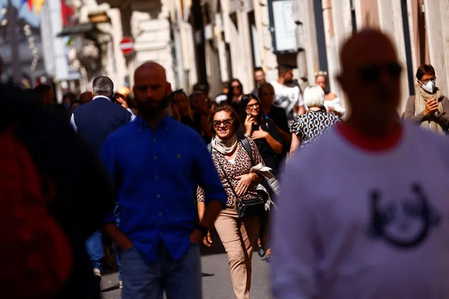 People walk down a street near the parliament ahead of the 25 September snap election, in Rome, Italy, 22 September 2022. (Guglielmo Mangiapane/Reuters)