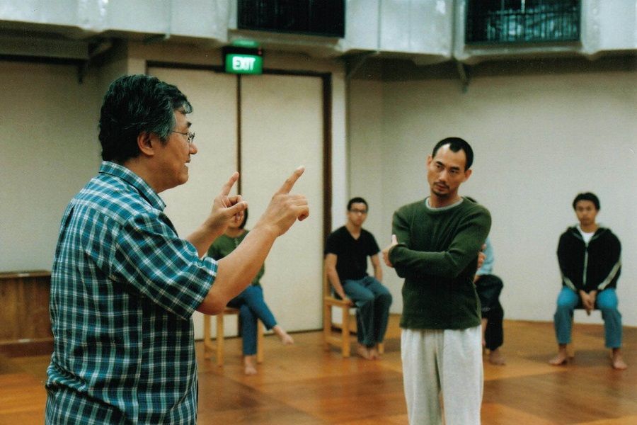 Kuo Pao Kun (left) at work. (The Theatre Practice)