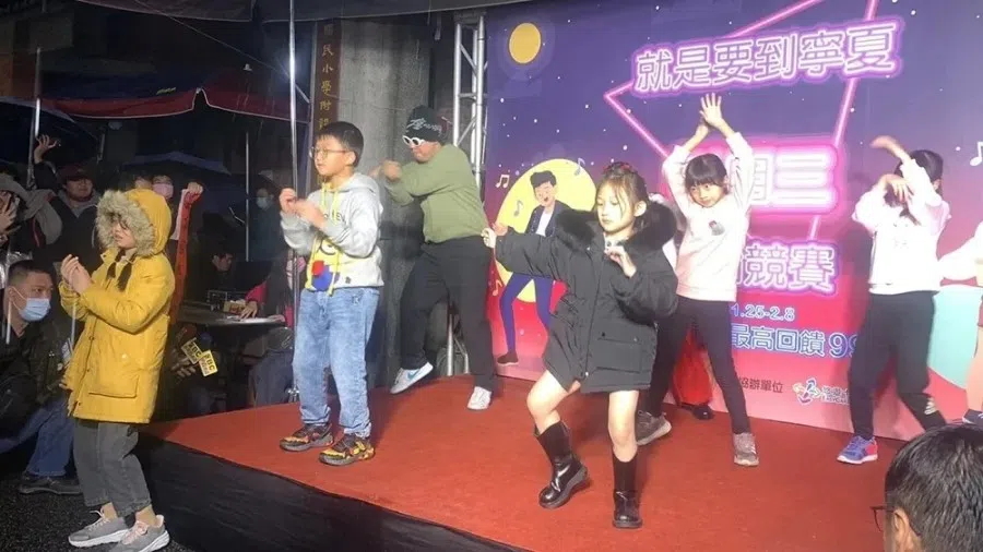 Kids doing the kemusan dance at Ningxia Night Market. (SPH Media)