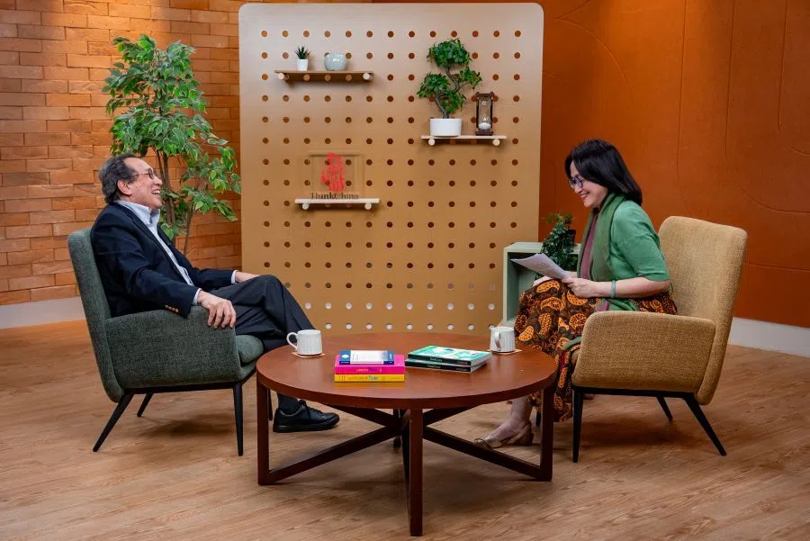 Bilahari Kausikan (left), interviewed by Chow Yian Ping at SPH Media Studio +65. (Photo: Yi Jina)