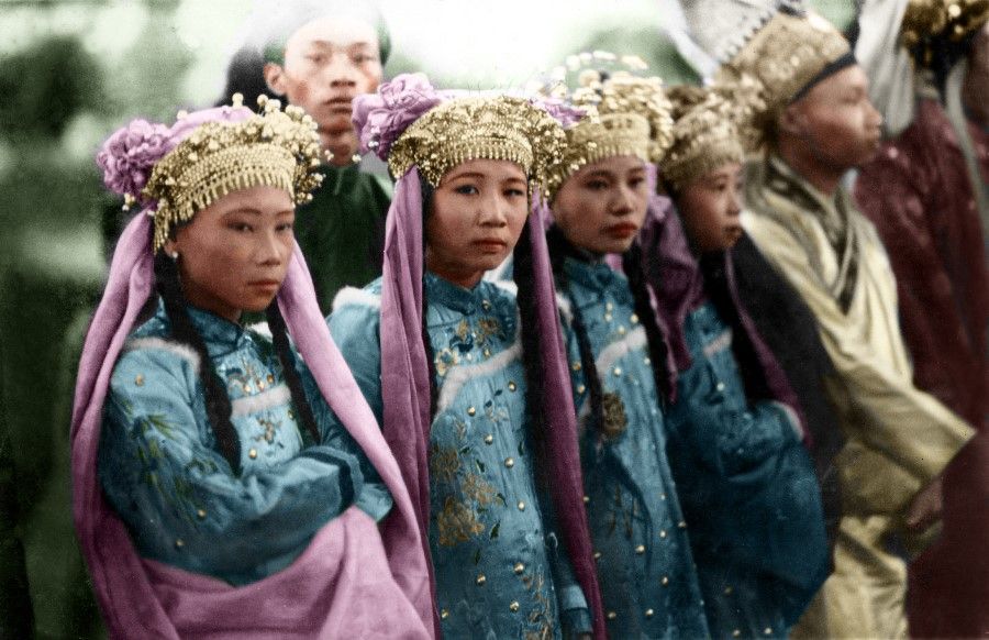 Nguyen dynasty concubines in Hue city, 1920s.